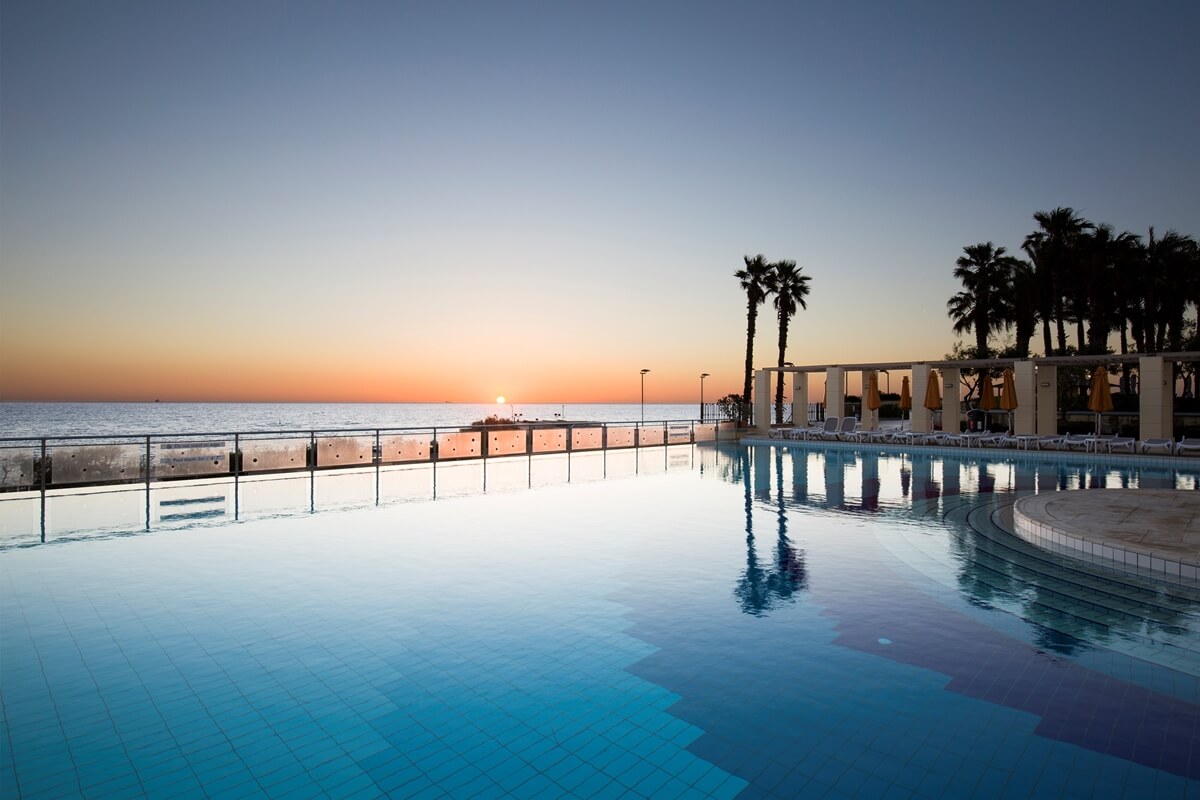 Pool overlooking the sea in Malta at the Hilton Malta
