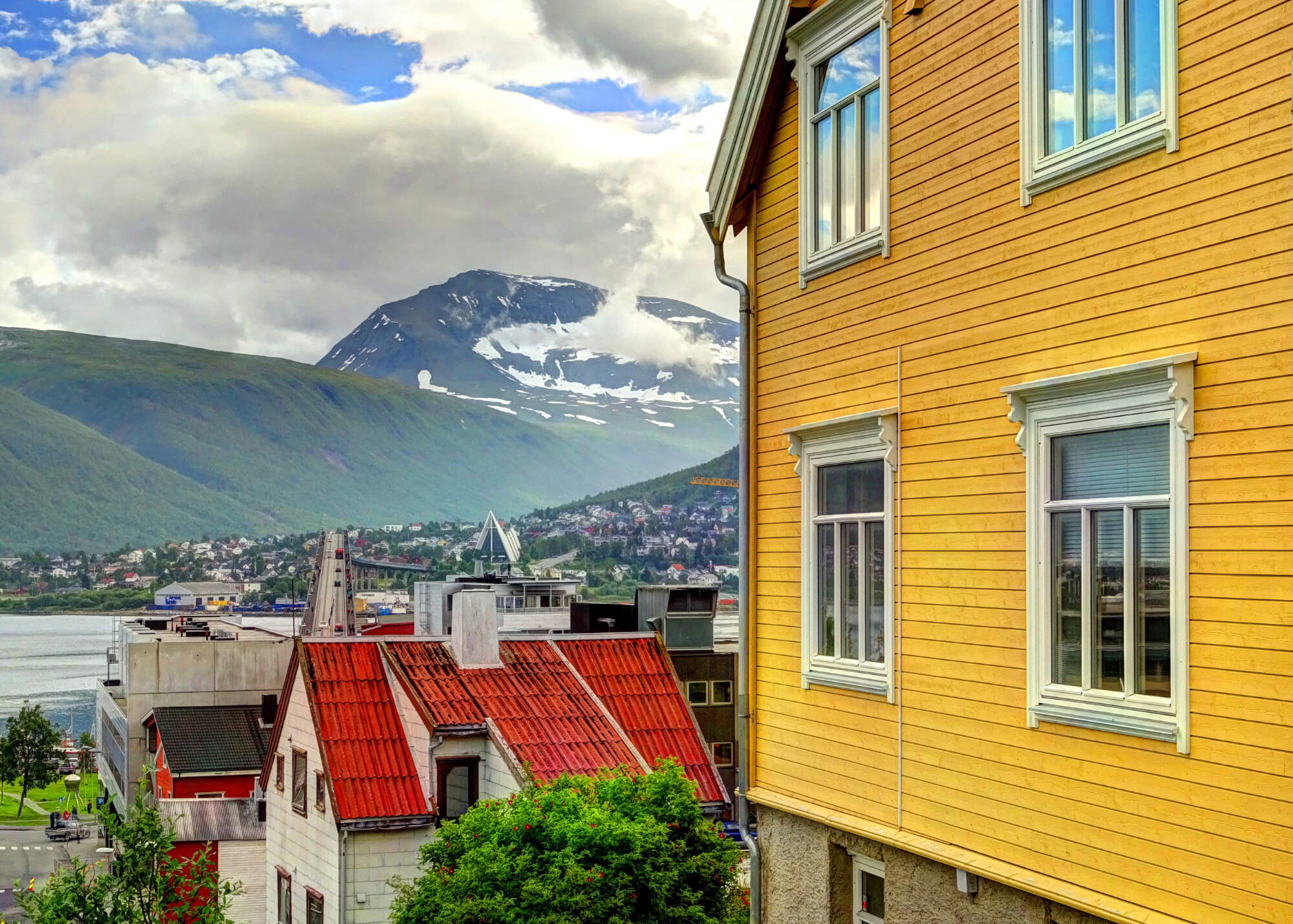 Yellow Tromso House with stunning views of Fjords