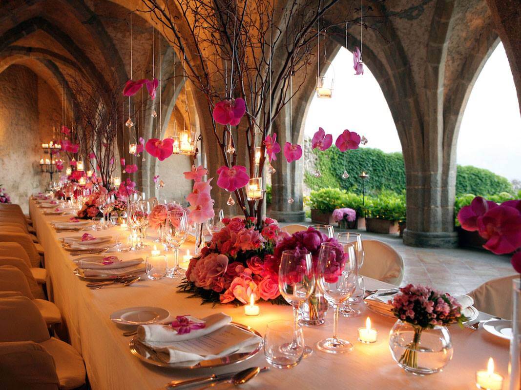 Hosts Global | Seaside Mediterranean | Table setting in Italy with bright pink flowers