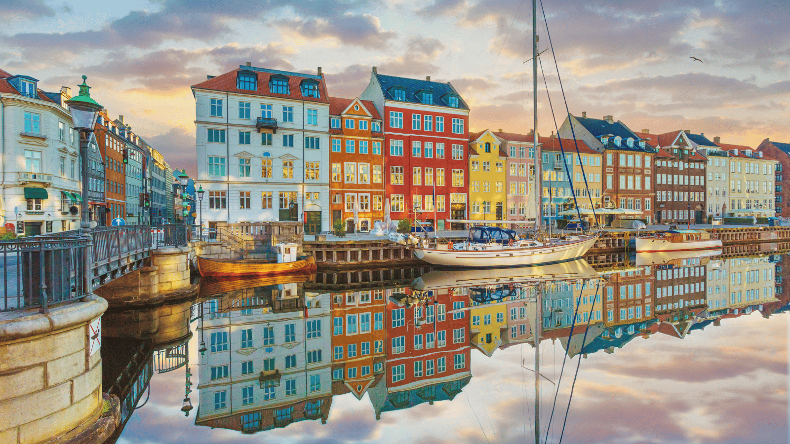 Hosts Global | Copenhagen Canal and colorful buildings